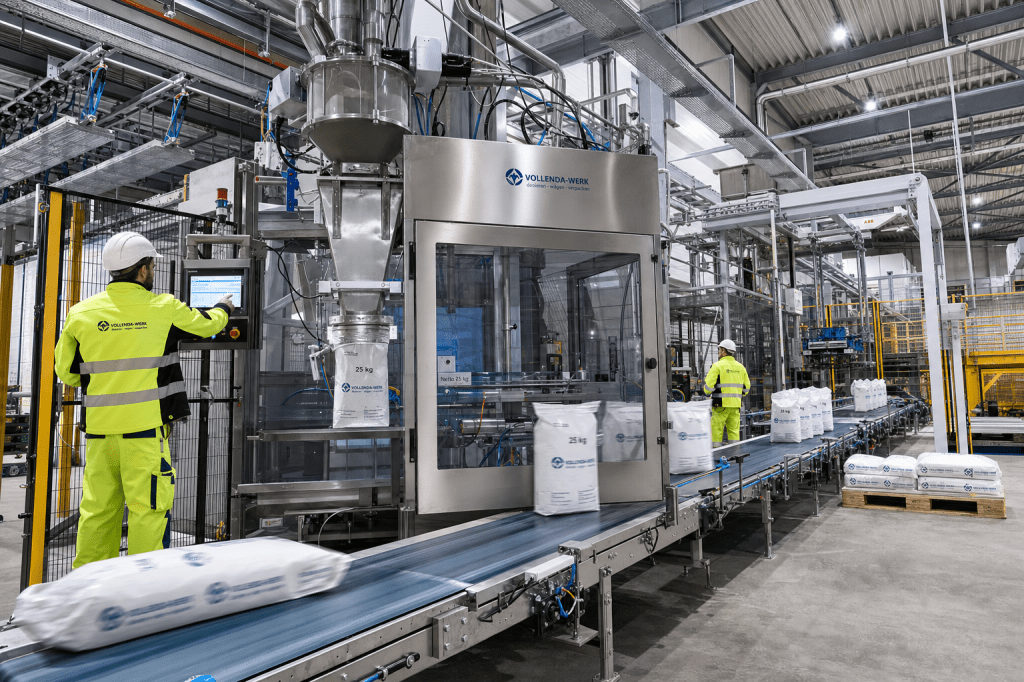 Hoe integreer je een zakkenvulmachine efficiënt in je verpakkingslijn en welke toebehoren (weegunit, stofafzuiging, transportband) heb je daarbij nodig?